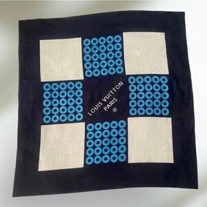 Louis Vuitton Navy and Cream Beautiful Scarf